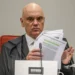 Relatório da PF revela que Abin monitorou homônimo de Alexandre de Moraes em erro do esquema de espionagem ilegal no governo Bolsonaro. Carlos Bolsonaro foi indiciado.