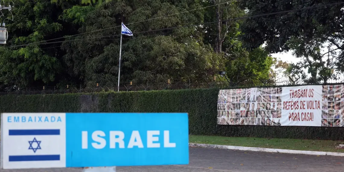Embaixada de Israel em Brasília e Consulado em SP são fechados após ataque ao Irã. Governo brasileiro condena ação e divulga recomendações para cidadãos em Israel.