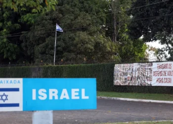 Embaixada de Israel em Brasília e Consulado em SP são fechados após ataque ao Irã. Governo brasileiro condena ação e divulga recomendações para cidadãos em Israel.