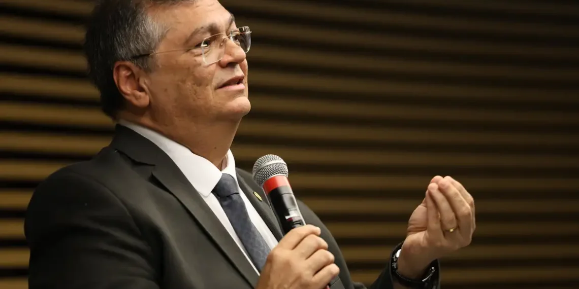 Ministro Flávio Dino, do STF, determina que CNJ reabra investigação sobre pagamentos retroativos a juízes do TJRO. Ação aponta possíveis privilégios e irregularidades entre 2022 e 2024.