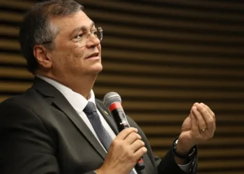 Ministro Flávio Dino, do STF, determina que CNJ reabra investigação sobre pagamentos retroativos a juízes do TJRO. Ação aponta possíveis privilégios e irregularidades entre 2022 e 2024.