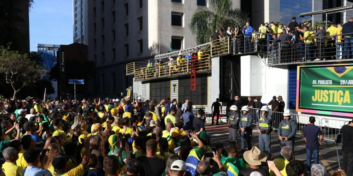 Ato na Avenida Paulista reuniu 12 mil apoiadores de Bolsonaro neste domingo (29). Manifestantes pediram anistia aos presos de 8 de janeiro e criticaram julgamento no STF.