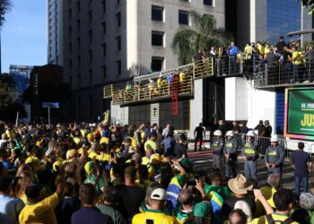 Ato na Avenida Paulista reuniu 12 mil apoiadores de Bolsonaro neste domingo (29). Manifestantes pediram anistia aos presos de 8 de janeiro e criticaram julgamento no STF.