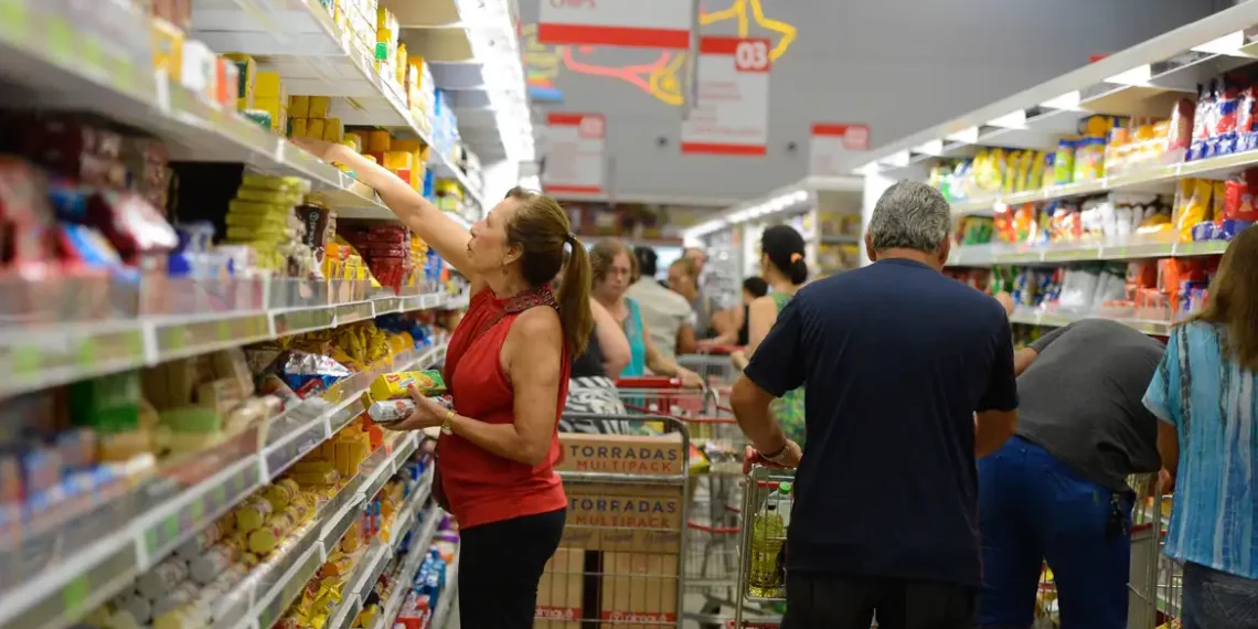 Brasil cria 148.992 vagas com carteira assinada em maio. Saldo do ano ultrapassa 1 milhão. Jovens e mulheres são maioria entre os contratados.