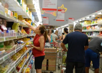 Brasil cria 148.992 vagas com carteira assinada em maio. Saldo do ano ultrapassa 1 milhão. Jovens e mulheres são maioria entre os contratados.