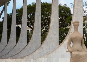 STF forma maioria para responsabilizar redes sociais por conteúdo ilegal. Ministros buscam consenso sobre tese final e regras para plataformas digitais.