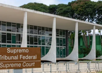 STF forma maioria para responsabilizar civilmente redes sociais por conteúdo ilegal postado por usuários. Julgamento pode mudar regras do Marco Civil da Internet.