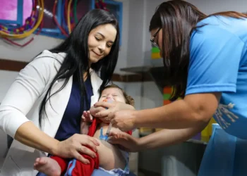 Vacinação infantil melhora no Brasil, mas desigualdades regionais, abandono de doses e desinformação ainda comprometem a imunização, mostra Anuário VacinaBR.