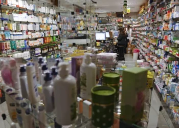 Farmácias passam a reter receitas de canetas emagrecedoras como Ozempic. Nova norma da Anvisa visa conter uso indiscriminado e riscos à saúde.