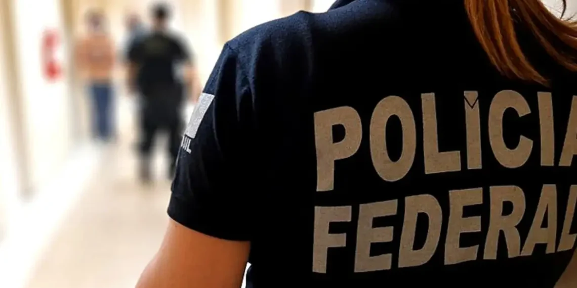 A Polícia Federal realizou a Operação Multiplus para combater o compartilhamento de pornografia infantil. Ação ocorreu em quatro estados e resultou em prisão por posse de material com cenas de abuso sexual infantojuvenil.