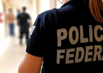 A Polícia Federal realizou a Operação Multiplus para combater o compartilhamento de pornografia infantil. Ação ocorreu em quatro estados e resultou em prisão por posse de material com cenas de abuso sexual infantojuvenil.