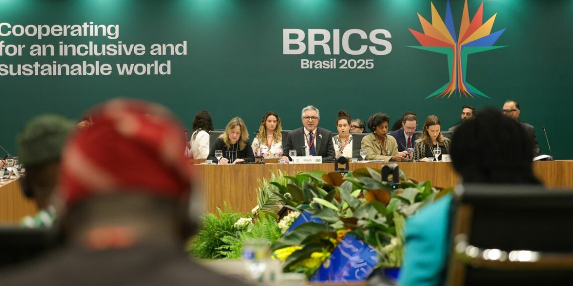 Durante a 15ª Reunião de Ministros da Saúde do Brics, Alexandre Padilha destaca desafios globais e defende cooperação em saúde entre os países do bloco.