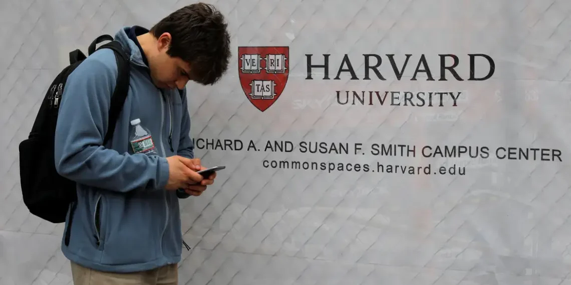 A Embaixada dos EUA no Brasil exigirá perfis públicos nas redes sociais de solicitantes de vistos de estudante e intercâmbio. A medida visa ampliar a verificação de segurança dos candidatos.