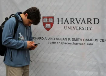 A Embaixada dos EUA no Brasil exigirá perfis públicos nas redes sociais de solicitantes de vistos de estudante e intercâmbio. A medida visa ampliar a verificação de segurança dos candidatos.