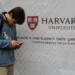 A Embaixada dos EUA no Brasil exigirá perfis públicos nas redes sociais de solicitantes de vistos de estudante e intercâmbio. A medida visa ampliar a verificação de segurança dos candidatos.