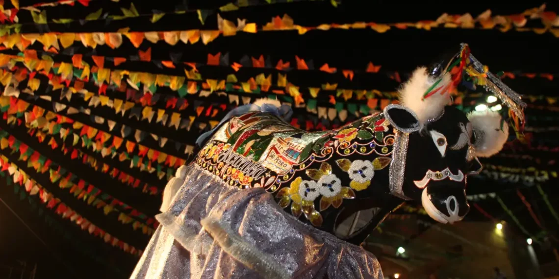 O projeto “Caminhos da Cultura” integra a programação do São João do Maranhão com cinco polos juninos em São Luís, apresentando manifestações culturais tradicionais como bumba meu boi e cacuriá, de forma gratuita.
