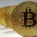 STJ decide que empresas de criptomoedas devem indenizar usuários por fraudes mesmo com autenticação em dois fatores. Responsabilidade é comparável à de bancos, diz corte.