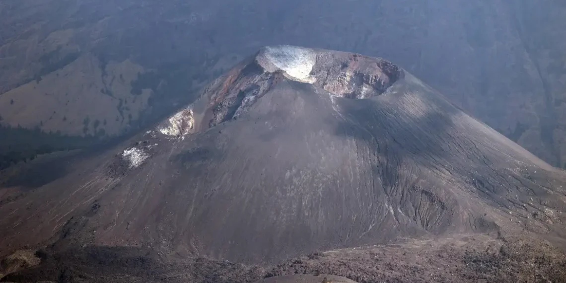 A brasileira Juliana Martins, de 26 anos, caiu durante trilha no vulcão Rinjani, na Indonésia. Ela está viva e aguarda resgate em área de difícil acesso. Embaixada brasileira acompanha o caso.