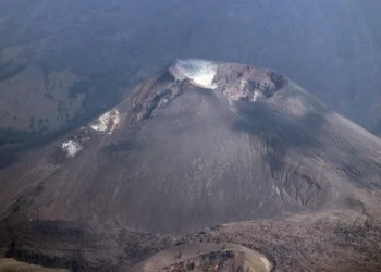 A brasileira Juliana Martins, de 26 anos, caiu durante trilha no vulcão Rinjani, na Indonésia. Ela está viva e aguarda resgate em área de difícil acesso. Embaixada brasileira acompanha o caso.