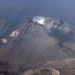 A brasileira Juliana Martins, de 26 anos, caiu durante trilha no vulcão Rinjani, na Indonésia. Ela está viva e aguarda resgate em área de difícil acesso. Embaixada brasileira acompanha o caso.