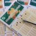 Mega-Sena sorteia hoje (12/06) o concurso 2.875 com prêmio acumulado de R$ 90 milhões. Veja como apostar e onde assistir ao sorteio ao vivo.