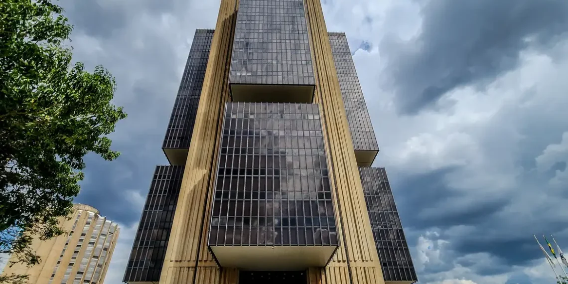 Juros do cartão de crédito rotativo sobem para 449,9% ao ano em maio, segundo Banco Central. Cheque especial e crédito consignado registram leve recuo nas taxas.