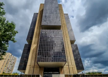 Juros do cartão de crédito rotativo sobem para 449,9% ao ano em maio, segundo Banco Central. Cheque especial e crédito consignado registram leve recuo nas taxas.