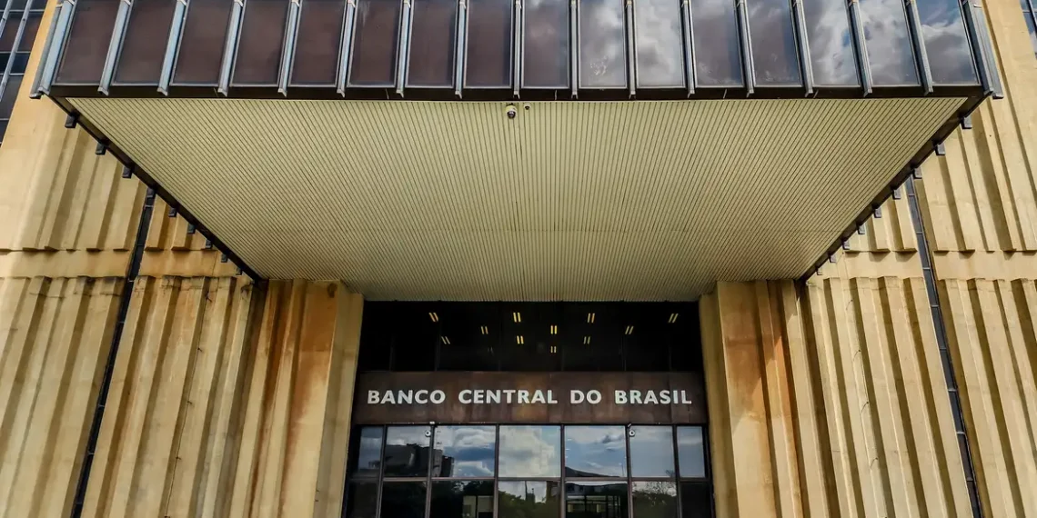 Banco Central projeta crescimento do PIB em 2,1% e inflação de 4,9% em 2025. Relatório destaca pressão inflacionária e cenário de incerteza econômica global.