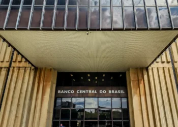 Banco Central projeta crescimento do PIB em 2,1% e inflação de 4,9% em 2025. Relatório destaca pressão inflacionária e cenário de incerteza econômica global.