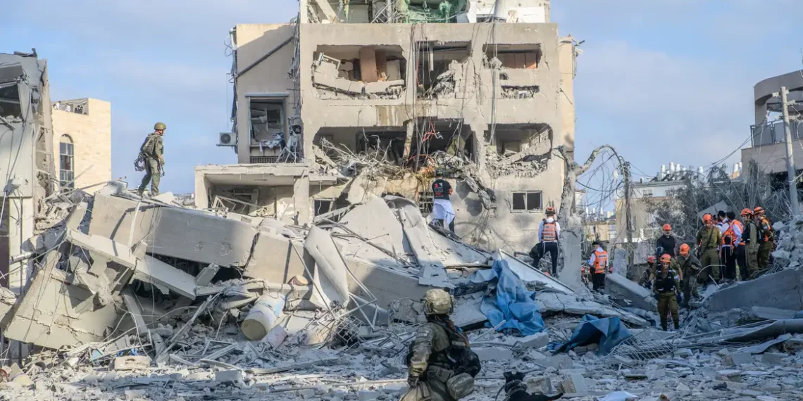 Conflito entre Israel e Irã se agrava: alerta de evacuação em Teerã, mortes civis e novos ataques a infraestrutura militar e áreas urbanas aprofundam tensão internacional.