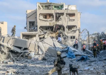 Conflito entre Israel e Irã se agrava: alerta de evacuação em Teerã, mortes civis e novos ataques a infraestrutura militar e áreas urbanas aprofundam tensão internacional.