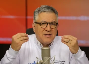 Vacina contra a dengue desenvolvida pelo Instituto Butantan segue em análise na Anvisa. Ministro da Saúde, Alexandre Padilha, prevê que a dose esteja disponível no início de 2026 para programa nacional de imunização.