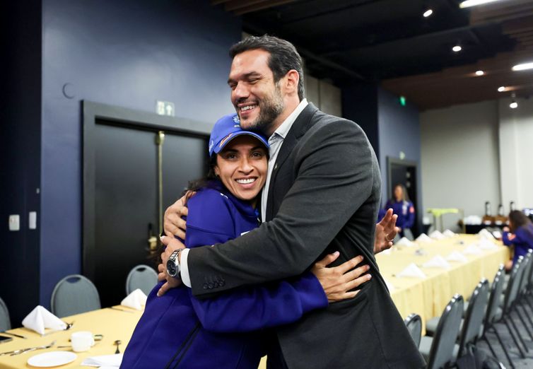 Presidente da CBF, Samir Xaud, anuncia ampliação dos investimentos no futebol feminino. Estratégias visam fortalecer a base e garantir legado após Copa de 2027 no Brasil.