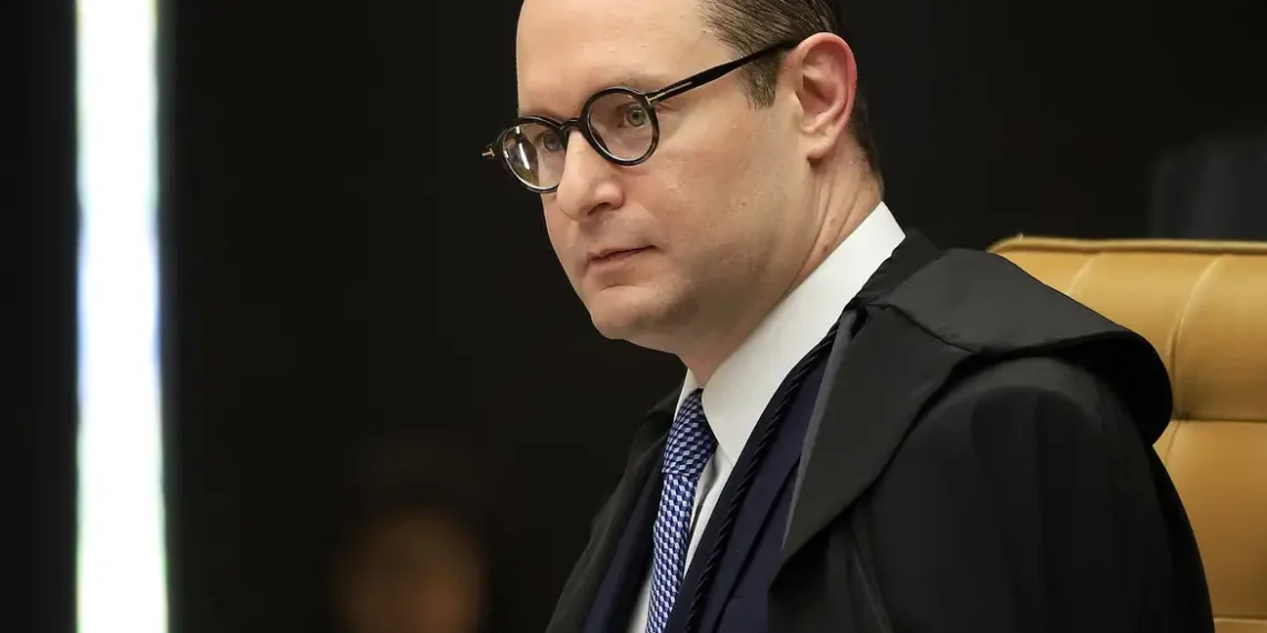 STF forma maioria para responsabilizar redes sociais por postagens ilegais. Voto de Zanin amplia apoio à mudança no Marco Civil da Internet. Entenda o julgamento.