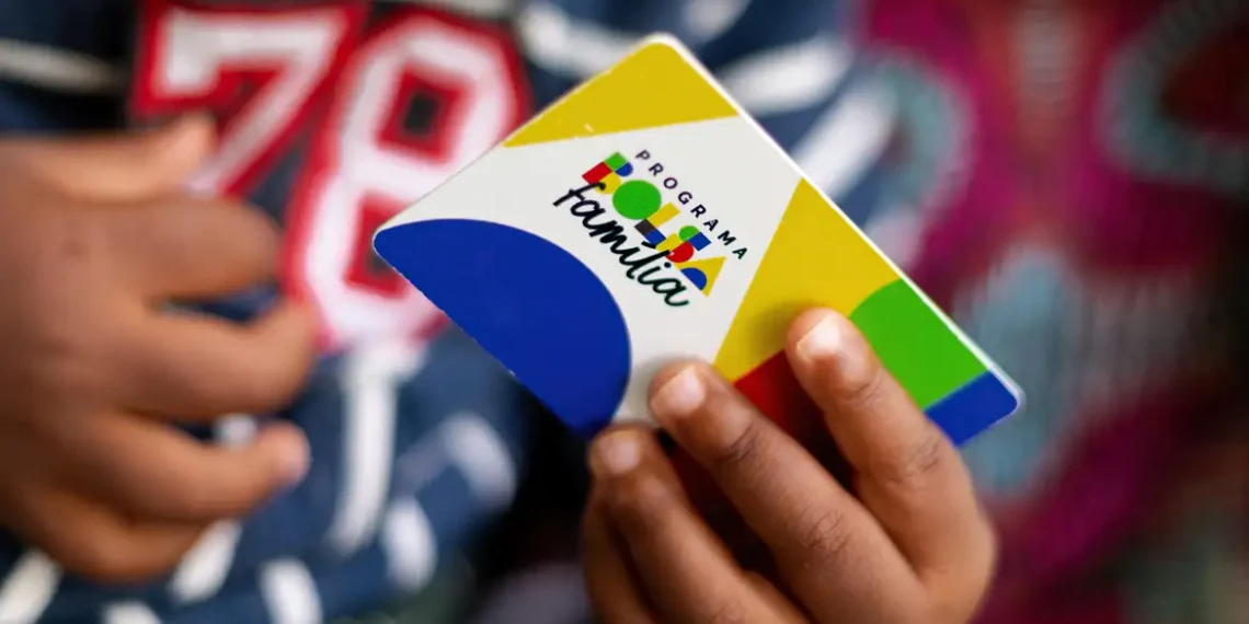 Pagamento de junho do Bolsa Família é realizado nesta quarta (25) para beneficiários com NIS final 7. Valor médio do benefício é de R$ 666,01. Auxílio Gás também é pago, com valor de R$ 108.