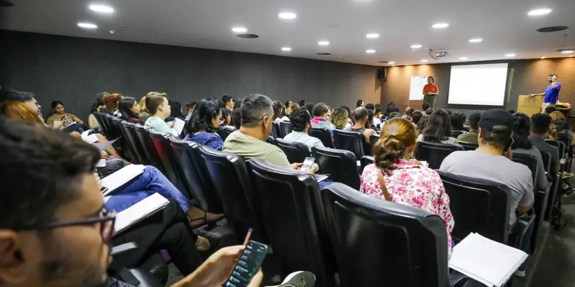 Novo decreto do presidente Lula regulamenta cotas raciais em concursos públicos federais. Agora, 30% das vagas são reservadas para pretos, pardos, indígenas e quilombolas, com regras claras de verificação.
