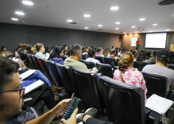 Novo decreto do presidente Lula regulamenta cotas raciais em concursos públicos federais. Agora, 30% das vagas são reservadas para pretos, pardos, indígenas e quilombolas, com regras claras de verificação.