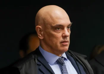STF ordena prisão preventiva de acusados por tentativa de explosão em Brasília. Moraes relaciona ação a atos golpistas de 8 de janeiro. Acusados já estavam em regime semiaberto.