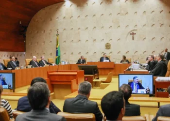 Supremo suspende julgamento sobre responsabilidade das redes sociais por conteúdo ilegal. Ministros vão discutir tese final que substituirá o Artigo 19 do Marco Civil da Internet. Resultado pode sair nesta quinta (26).
