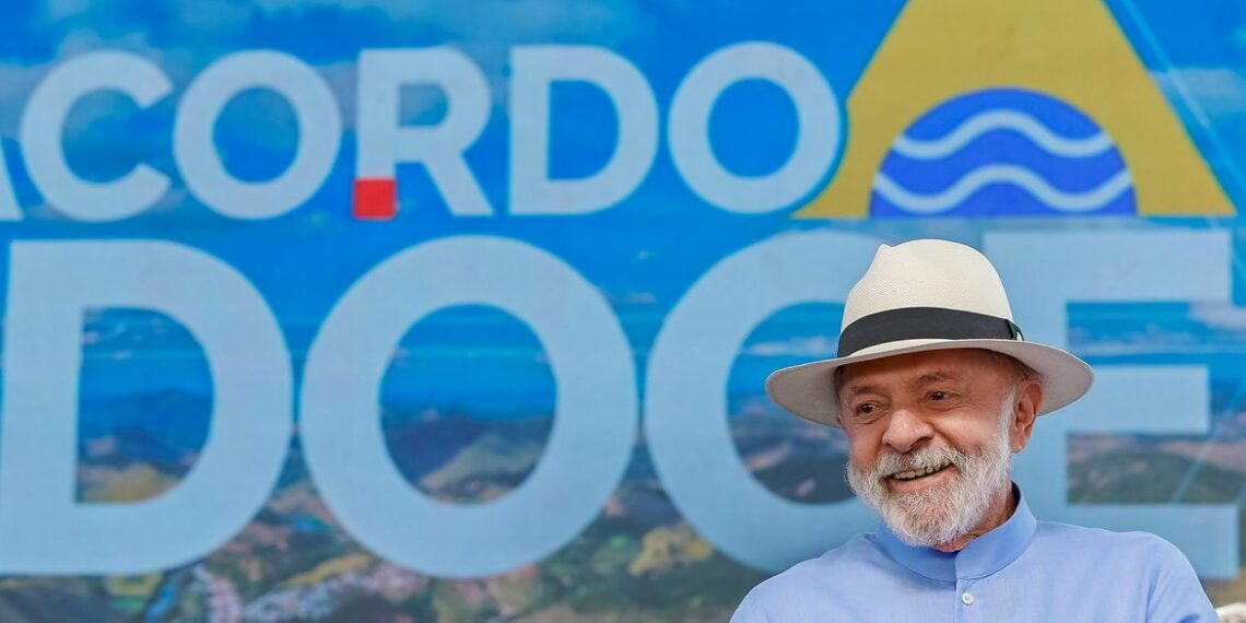 Atingidos pela tragédia de Mariana criticam valores de indenização e cobram justiça. Governo anuncia nova etapa de ações para reparar danos sociais e ambientais.