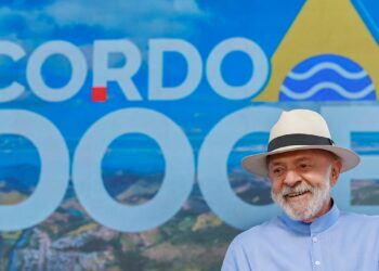 Atingidos pela tragédia de Mariana criticam valores de indenização e cobram justiça. Governo anuncia nova etapa de ações para reparar danos sociais e ambientais.