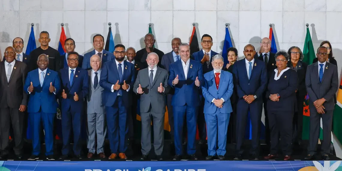 Durante a Cúpula Brasil-Caribe, Lula defende que ONU assuma missão de segurança ou envie nova força de paz ao Haiti. Brasil anuncia ações em segurança, clima, energia e combate à fome no Caribe.
