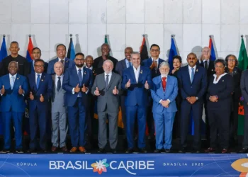 Durante a Cúpula Brasil-Caribe, Lula defende que ONU assuma missão de segurança ou envie nova força de paz ao Haiti. Brasil anuncia ações em segurança, clima, energia e combate à fome no Caribe.