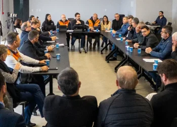 O governo do Rio Grande do Sul destina R$ 60 milhões para ajudar municípios atingidos por fortes chuvas. Recurso será usado em infraestrutura, rodovias e auxílio emergencial às prefeituras em situação de emergência.
