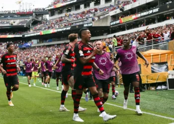 O Flamengo venceu o Chelsea por 3 a 1 na Copa do Mundo de Clubes da Fifa e lidera o Grupo D. Com a vitória, o time brasileiro fica muito perto das quartas de final e mostra força diante das potências europeias.