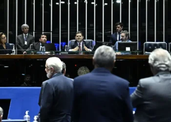 Senado aprova projeto que garante 30% de mulheres nos conselhos de administração de estatais. Cota inclui reserva para mulheres negras e com deficiência.