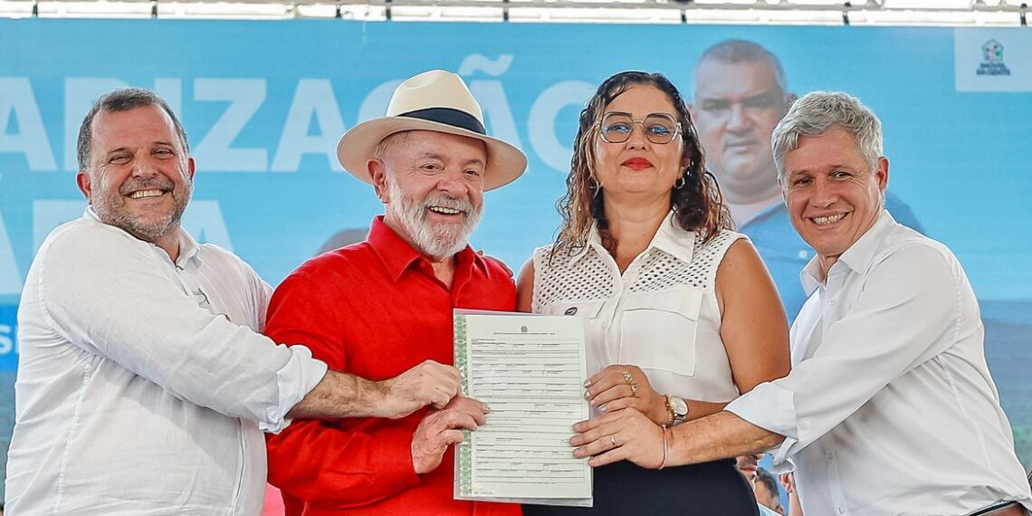 Presidente Lula e governador do Tocantins assinam acordo para acelerar regularização fundiária de 1,9 milhão de hectares. Medida beneficia agricultores e fortalece segurança jurídica no estado.