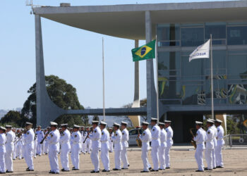 Marinha expulsa suboficial
