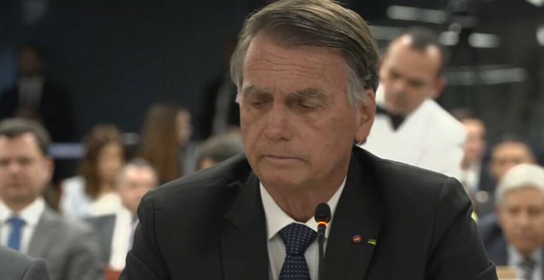 Jair Bolsonaro prestou depoimento ao STF no inquérito do 8 de janeiro. Criticou novamente as urnas eletrônicas, elogiou eleições da Venezuela e disse que pode ter "exagerado na retórica".