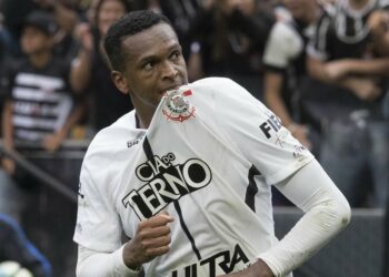 Jô, ex-atacante da Seleção Brasileira, é preso pela terceira vez por falta de pagamento de pensão alimentícia. Detenção ocorreu no aeroporto de Guarulhos.
